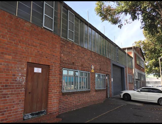 2,437M² WAREHOUSE RENTED IN KENILWORTH